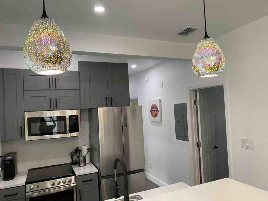 Contemporary 1-Bedroom Private Bungalow Walk To Armature & Riverwalk Тампа Екстериор снимка