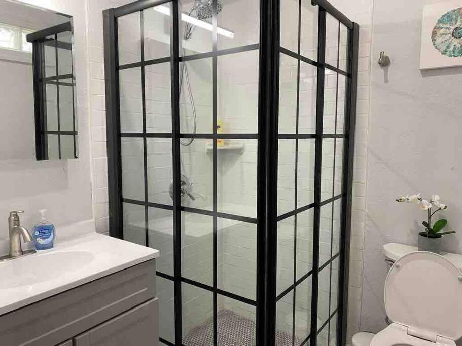 Contemporary 1-Bedroom Private Bungalow Walk To Armature & Riverwalk Тампа Екстериор снимка